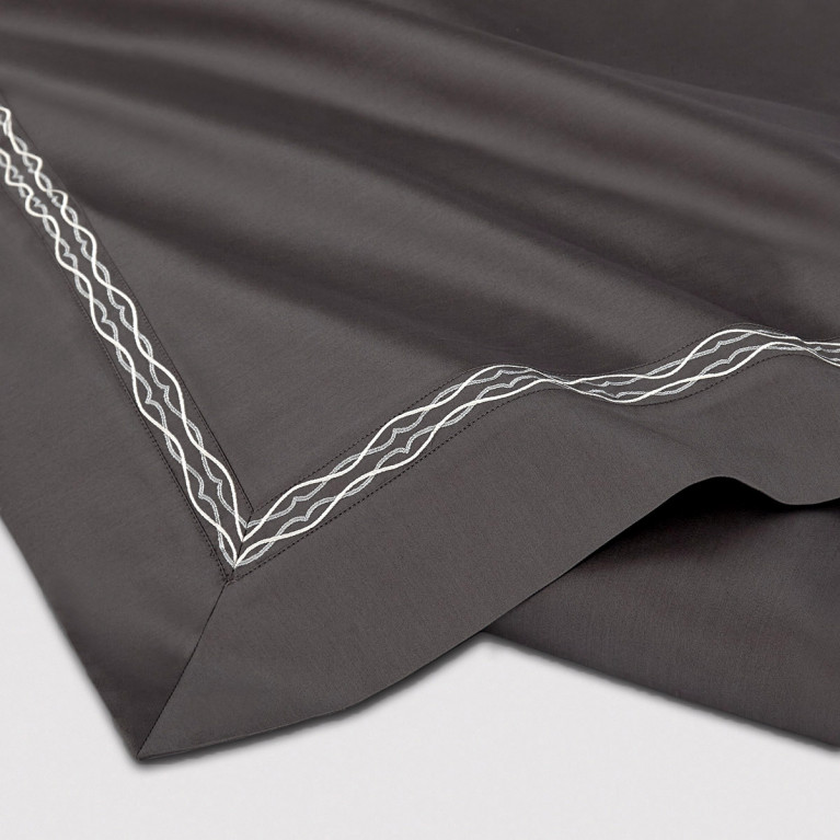 Комплект постельного белья LOIRE 600 tc темно-серый с золотой вышивкой