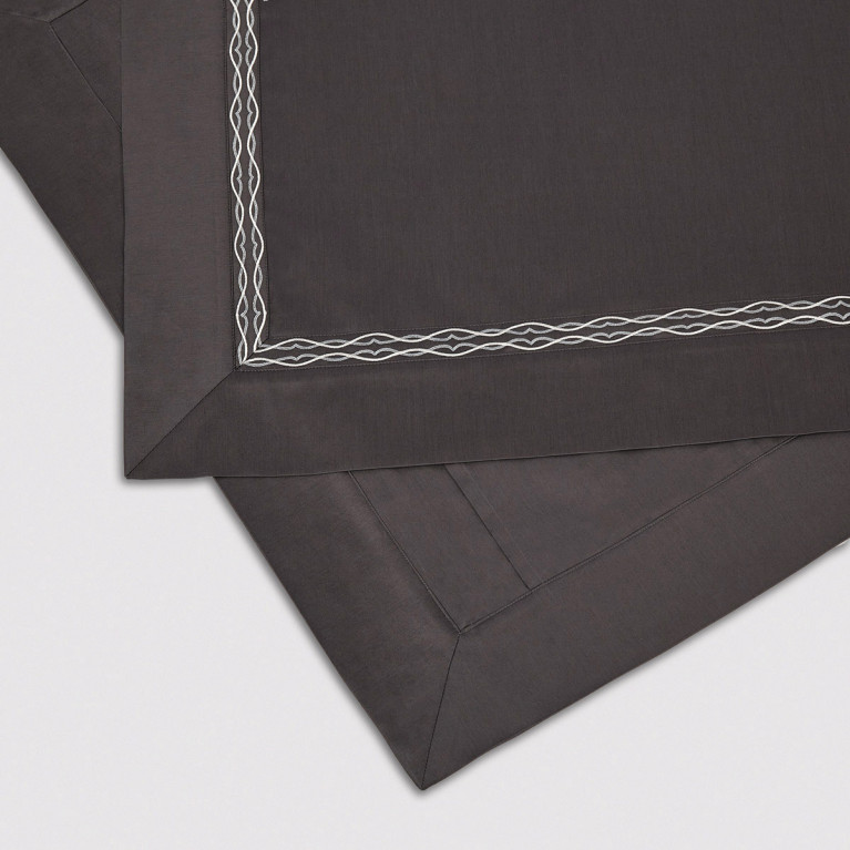 Комплект постельного белья LOIRE 600 tc темно-серый с золотой вышивкой