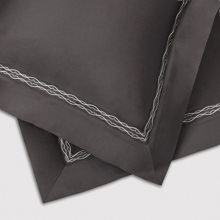 Комплект постельного белья LOIRE 600 tc темно-серый с золотой вышивкой