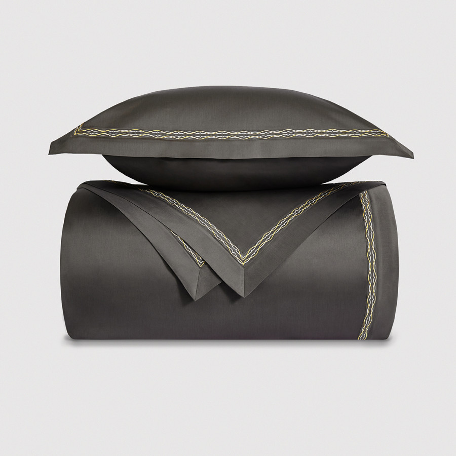 Комплект постельного белья LOIRE 600 tc темно-серый с белой вышивкой