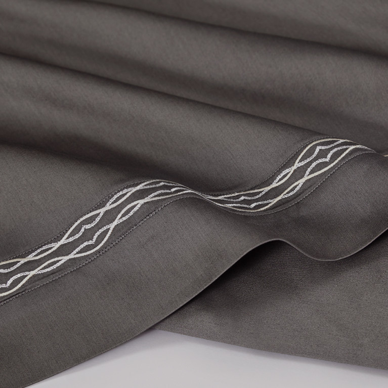 Комплект постельного белья LOIRE 600 tc темно-серый с золотой вышивкой